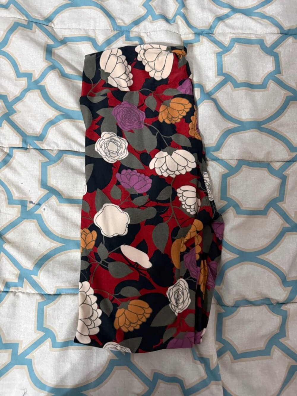 NWOT LuLaRoe Black Red Floral Leggings Tall & Curvy 🧡